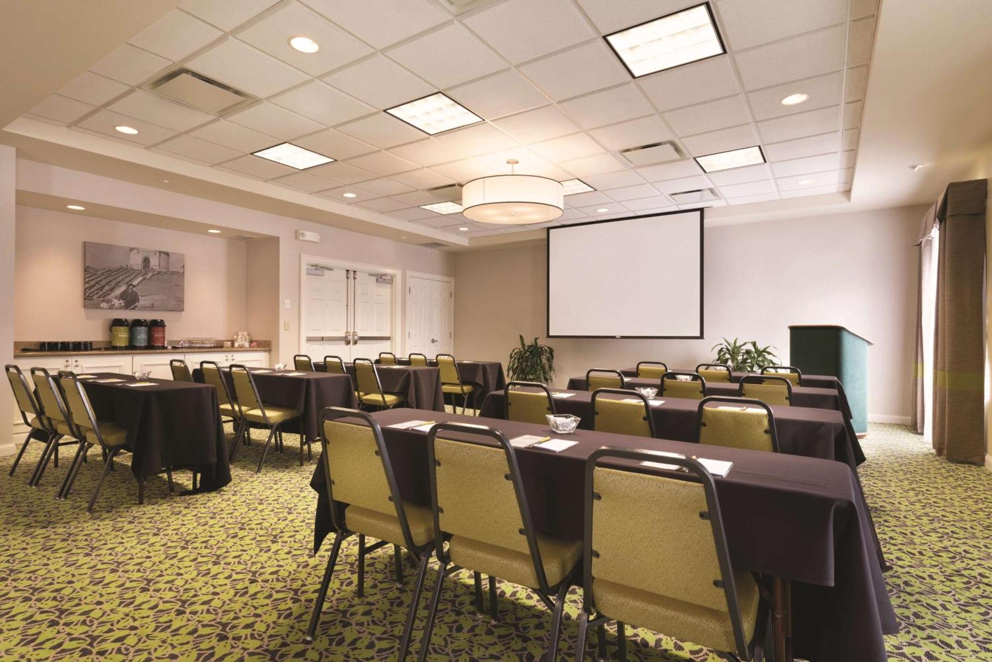 Hilton Garden Inn Akron-Canton Airport North Canton Bagian luar foto