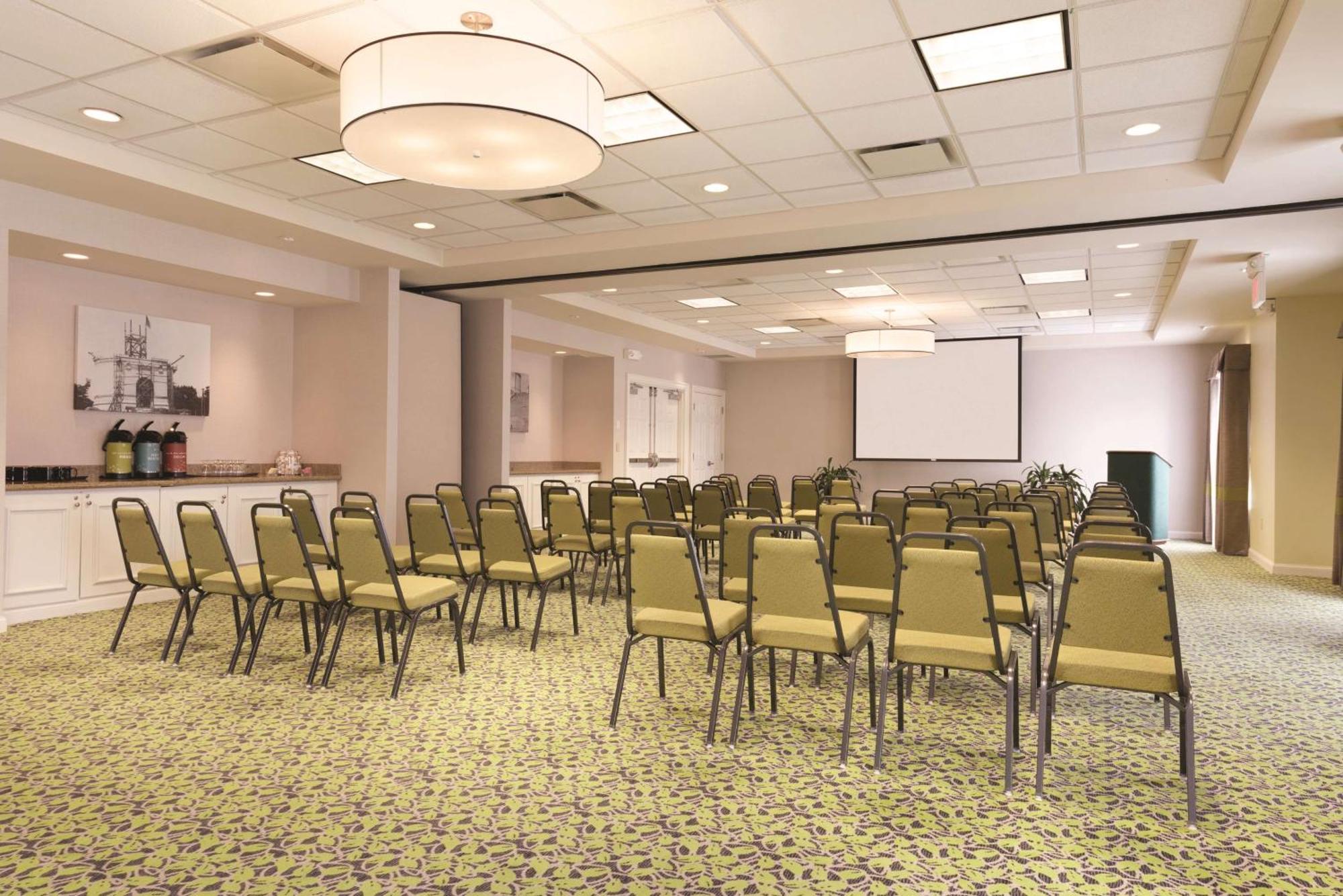 Hilton Garden Inn Akron-Canton Airport North Canton Bagian luar foto